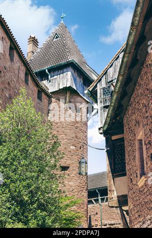 Vista del castello di Haute-Koenigsburg Alsazia Francia Foto Stock