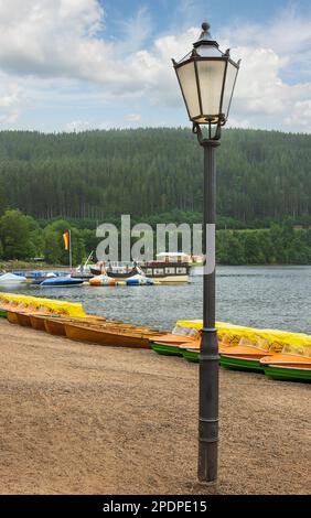 Barche in legno sulle rive del lago Titisee Foto Stock