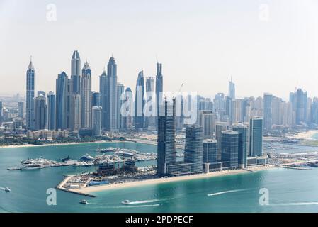 Vista del porto di Dubai dal The View at the Palm, Palm Jumeirah, Dubai, Emirati Arabi Uniti Foto Stock