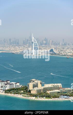 Vista dell'hotel Burj al Arab, del Burj Kalifa, della spiaggia di Jumeirah e del centro di Dubai dal View at the Palm, Palm Jumeirah, Dubai, Emirati Arabi Uniti Foto Stock