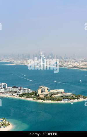 Vista dell'hotel Burj al Arab, del Burj Kalifa, della spiaggia di Jumeirah e del centro di Dubai dal View at the Palm, Palm Jumeirah, Dubai, Emirati Arabi Uniti Foto Stock