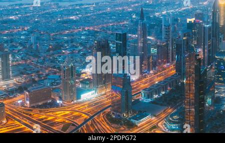 Vista aerea della vista panoramica notturna dello skyline di Dubai. Vista panoramica serale dello Skyscraper. Illuminazione notturna di strada di alti edifici di Foto Stock