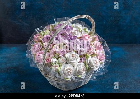 bouquet di fiori marshmallow in un cesto su sfondo blu, dolci per buongustai Foto Stock