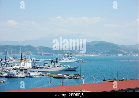 LA SPEZIA, ITALIA - MAGGIO 2011: Navi da guerra militari italiane ormeggiate nel porto internazionale di la Spezia in una giornata estiva di sole. Golfo di la Spezia, Liguri Foto Stock