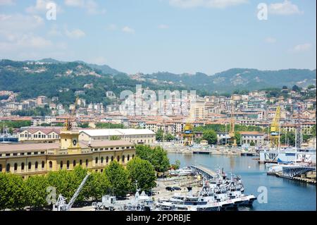 LA SPEZIA, ITALIA - MAGGIO 2011: Navi variuos ormeggiate nel porto internazionale di la Spezia in una giornata estiva di sole. Golfo di la Spezia, Liguria, Italia, Europa Foto Stock