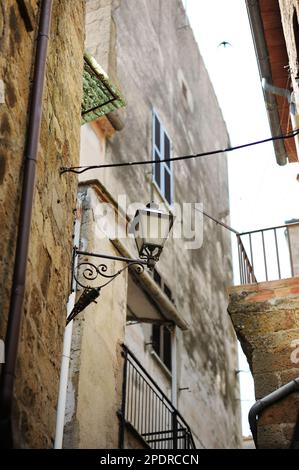 Strette stradine antiche della famosa città di Pitigliano, situate in cima a una cresta vulcanica di tufo, conosciuta come la piccola Gerusalemme. Belle città e ville italiane Foto Stock