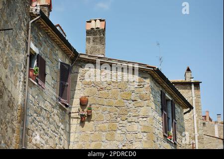 Strette stradine antiche della famosa città di Pitigliano, situate in cima a una cresta vulcanica di tufo, conosciuta come la piccola Gerusalemme. Belle città e ville italiane Foto Stock