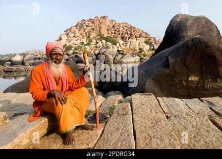 Indin sadhu riposa sulla riva del fiume Tungabhadra a Hampi Foto Stock