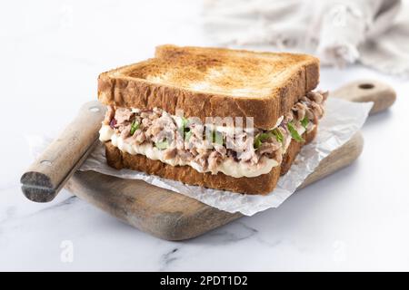Panino di tonno con verdure su sfondo marmoreo Foto Stock