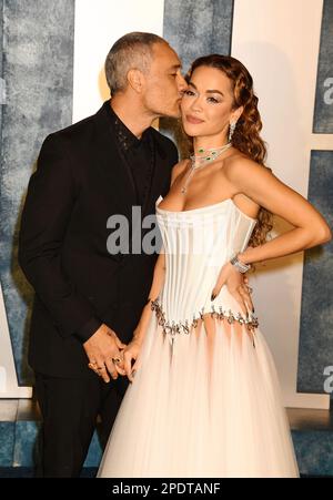 BEVERLY HILLS, CALIFORNIA - MARZO 12: Rita ora (R) e Taika Waititi partecipano al 2023° Vanity Fair Oscar Party ospitato da Radhika Jones a Wallis Annenbe Foto Stock