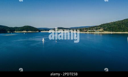 Il bacino di Solina e la centrale idroelettrica. Foto Stock