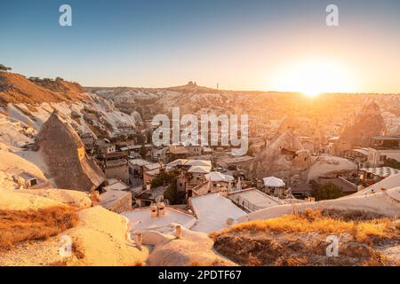 Alberghi e case scavate nelle rocce di morbido tufo vulcanico in Cappadocia - una delle meraviglie del mondo in Turchia. Foto Stock