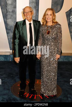 BEVERLY HILLS, CALIFORNIA - MARZO 12: (L-R) Jimmy Buffett e Jane Slagvol partecipano al 2023 Vanity Fair Oscar Party ospitato da Radhika Jones a Wallis Foto Stock