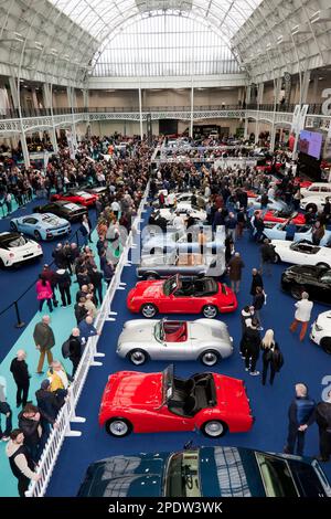 Vista aerea della Historics Auction Area, al London Classic Car Show 2023, Olympia, Londra Foto Stock