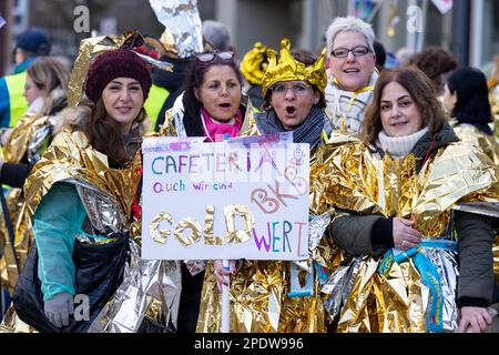 Gelsenkirchen, Germania. 15th Mar, 2023. Gli operatori sanitari si dimostrano per un salario migliore. Verdi chiede scioperi in molte città del Nord Reno-Westfalia nel settore sanitario. Credit: Christoph Reichwein/dpa/Alamy Live News Foto Stock