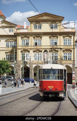 PRAGA, REPUBBLICA CECA. 29 luglio, 2020. Dettaglio dell'architettura intorno al quartiere della città vecchia di Praga, con tram vintage in stile antico. Credito: Foto Stock