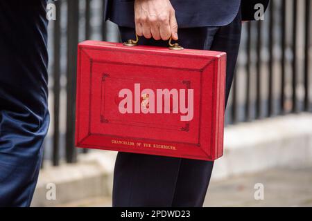 Downing Street, Londra, Regno Unito. 15th marzo 2023. Il Cancelliere dello scacchiere, Jeremy Hunt, parte dal numero 11 di Downing Street con il famoso red budget box prima di dare la sua dichiarazione di primavera al Parlamento. Amanda Rose/Alamy Live News Foto di Amanda Rose/Alamy Live News Foto Stock