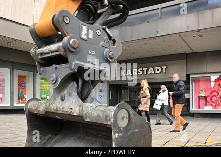 Monaco, Germania. 15th Mar, 2023. Taglio netto a Galeria Karstadt Kaufhof. Galeria chiude 52 grandi magazzini? Anche la filiale Karstadt presso la stazione ferroviaria principale di Monaco. Davanti all'ingresso c'è un escavatore, una benna da braccio. Il gruppo di grandi magazzini desidera chiudere un totale di 52 filiali in tutta la Germania. Secondo il comitato aziendale generale, più di 5.000 dipendenti perderanno il lavoro. Vetrina, logo, emblema, logo aziendale, emblema aziendale. Ingresso, ingresso, logo, emblema aziendale. Clienti? Credit: dpa/Alamy Live News Foto Stock