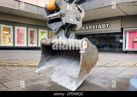 Monaco, Germania. 15th Mar, 2023. Taglio netto a Galeria Karstadt Kaufhof. Galeria chiude 52 grandi magazzini? Anche la filiale Karstadt presso la stazione ferroviaria principale di Monaco. Davanti all'ingresso c'è un escavatore, una benna da braccio. Il gruppo di grandi magazzini desidera chiudere un totale di 52 filiali in tutta la Germania. Secondo il comitato aziendale generale, più di 5.000 dipendenti perderanno il lavoro. Vetrina, logo, emblema, logo aziendale, emblema aziendale. Ingresso, ingresso, logo, emblema aziendale. Clienti? Credit: dpa/Alamy Live News Foto Stock