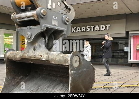 Monaco, Germania. 15th Mar, 2023. Taglio netto a Galeria Karstadt Kaufhof. Galeria chiude 52 grandi magazzini? Anche la filiale Karstadt presso la stazione ferroviaria principale di Monaco. Davanti all'ingresso c'è un escavatore, una benna da braccio. Il gruppo di grandi magazzini desidera chiudere un totale di 52 filiali in tutta la Germania. Secondo il comitato aziendale generale, più di 5.000 dipendenti perderanno il lavoro. Vetrina, logo, emblema, logo aziendale, emblema aziendale. Ingresso, ingresso, logo, emblema aziendale. Clienti? Credit: dpa/Alamy Live News Foto Stock