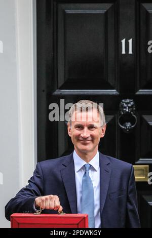 Londra, Regno Unito. 15th Mar, 2023. Jeremy Hunt, deputato, Cancelliere dello scacchiere fuori dal numero 11 di Downing Street con l'iconica scatola rossa di spedizione, che la valigetta è conosciuta come, prima che egli consegna il bilancio di primavera al Parlamento. Credit: Imageplotter/Alamy Live News Foto Stock