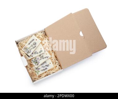 Bella bustina profumata in scatola su sfondo bianco, vista dall'alto Foto Stock