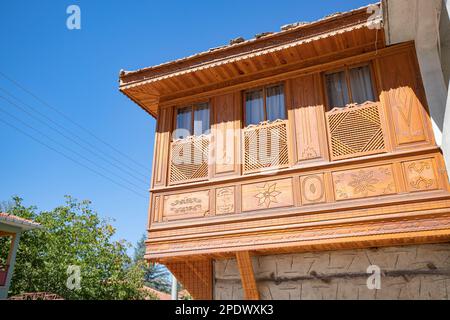 Ormana offre ai visitatori un'esperienza culturale coinvolgente, con l'opportunità di conoscere le usanze locali, la cucina e l'artigianato tradizionale. Foto Stock