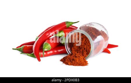 Peperoncini freschi e vasetto di paprika in polvere su fondo bianco Foto Stock