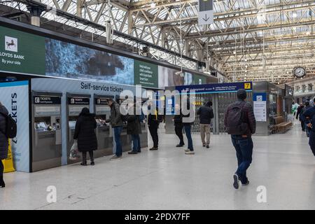 L'entrata della stazione della metropolitana di Waterloo e' vista chiusa nell'ora di punta mattutina. Oltre 10.000 membri della National Union of Rail, Maritime and Transport Workers (RMT) hanno partecipato all'azione di sciopero attraverso il servizio della metropolitana di Londra il giorno del bilancio di primavera, che paralizzava la rete di trasporto di Londra. Anche i membri dell'università e dell'Unione del college e i medici in formazione della British Medical Association sono oggi in sciopero in una disputa sulle condizioni di lavoro e di retribuzione a causa della crisi del costo della vita. (Foto di Hesther ng/SOPA Images/Sipa USA) Foto Stock