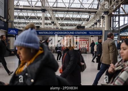 I pendolari londinesi passano davanti all'entrata della stazione della metropolitana di Waterloo nell'ora di punta mattutina. Oltre 10.000 membri della National Union of Rail, Maritime and Transport Workers (RMT) hanno partecipato all'azione di sciopero attraverso il servizio della metropolitana di Londra il giorno del bilancio di primavera, che paralizzava la rete di trasporto di Londra. Anche i membri dell'università e dell'Unione del college e i medici in formazione della British Medical Association sono oggi in sciopero in una disputa sulle condizioni di lavoro e di retribuzione a causa della crisi del costo della vita. Foto Stock