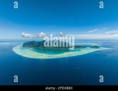 Vista dall'alto delle isole tropicali e del mare blu contro il cielo e le nuvole. Tun Sakaran Marine Park, Sabah, Malesia. Foto Stock