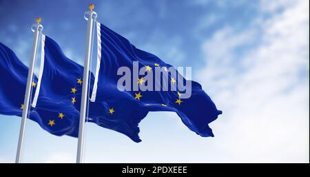 Tre bandiere dell'Unione europea sventolano nel vento in una giornata limpida. Unione politica ed economica di 27 paesi europei. 3d rappresentazione dell'illustrazione. Increspato t Foto Stock