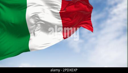 Bandiera nazionale italiana che sventola nel vento in una giornata limpida. Tre bande verticali di verde, bianco e rosso. 3d rappresentazione dell'illustrazione. Tessuto ondulato Foto Stock