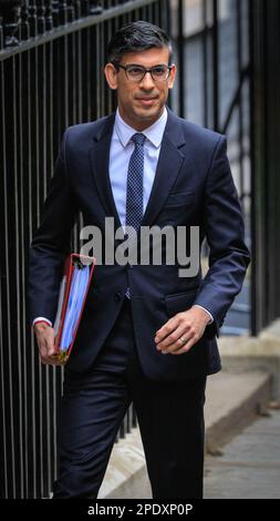 Londra, Regno Unito. 15th Mar, 2023. Rishi Sunak, deputato, primo ministro del Regno Unito, parte 10 Downing Street a Westminster per PMQ il giorno dell'annuncio di bilancio di primavera. Credit: Imageplotter/Alamy Live News Foto Stock