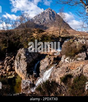 Buachaille Etive Mor dal fiume Coupall, Glencoe, Scozia, Regno Unito Foto Stock