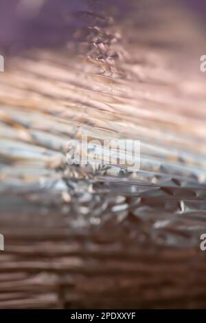 Sfondo sfocato, primo piano di una superficie colorata brillante con linee geometriche, texture Foto Stock