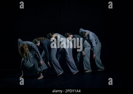 Timori nascosti. Auto-espressione attraverso la danza. Gruppo di giovani che si esibiscono su sfondo nero. Concetto di danza contemporanea Foto Stock