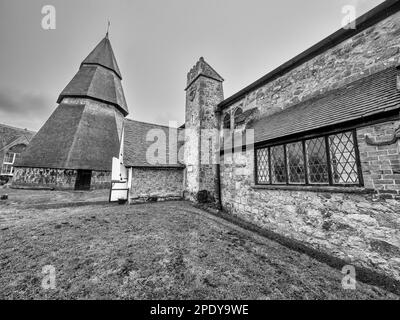 L'immagine è della famosa chiesa di St Augustines 15th cent nel villaggio di Brookland in Kent.The chiesa è famosa per il suo campanile ottagonale staccato Foto Stock