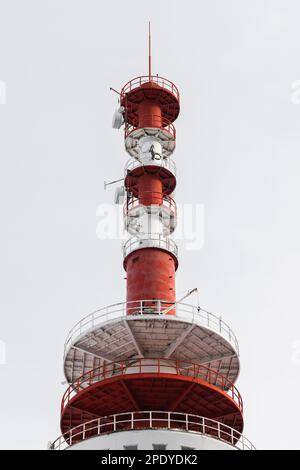 Parte superiore di una torre rossa bianca di controllo del traffico delle porte con dispositivi radio Foto Stock