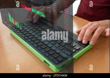 La persona cieca utilizza un computer con un display Braille e una tastiera del computer. Menu HUD. Grafici a stock. terminale broker. Dispositivo incluso. Foto Stock