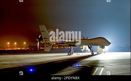 Un drone mietitore mq-9 sulla pista di Hurlburt Field, Florida. Questo drone è un aereo armato, multimissione, a media altitudine e lunga durata a pilotaggio remoto che viene impiegato principalmente come risorsa per la raccolta di informazioni e in secondo luogo contro obiettivi di esecuzione dinamici. Uno di questi è stato buttato fuori dal cielo da un jet russo più leggero sul Mar Nero nel marzo 2023 versione ottimizzata di una foto dell'Aeronautica militare degli Stati Uniti. Credito USAF/JBainter. Foto Stock