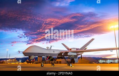 Un mietitore General Atomics mq-9. I droni "Reaper" mq-9 sono aerei armati, multimissione, a media altitudine e a lunga durata a pilotaggio remoto impiegati principalmente come attività di raccolta di informazioni e in secondo luogo contro obiettivi di esecuzione dinamici. Uno di questi è stato buttato fuori dal cielo da un jet russo più leggero sul Mar Nero nel marzo 2023 versione ottimizzata di una foto dell'Aeronautica militare degli Stati Uniti. Credito USAF/R.Sullivan Foto Stock