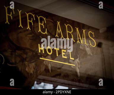 Fife Arms Hotel Sign, Braemar, Scozia Foto Stock