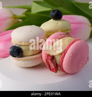 Macaron al forno con sapori diversi sul tavolo, dessert Foto Stock