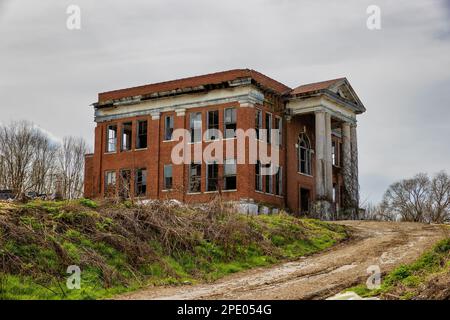 Lodi, Virginia, USA - 1 marzo 2023: Liberty Hall School visto da una strada di campagna, costruito nel 1915 e abbandonato negli anni '80 è ora di proprietà di un agricoltore che Foto Stock