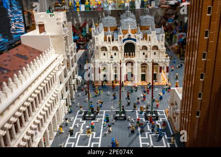 Venezia, Italia, 15th marzo 2023 svelata la più grande creazione LEGO da parte di un privato, composta da oltre 170.000 pezzi e oltre 200 figurine. La ricostruzione di Piazza San Marco di Maurizio Lampis per la creatura di gomma del Museo di Fabrizio Fontanella ha richiesto più di otto mesi e molto studio da completare. Marco secchi / Alamy Live News Foto Stock