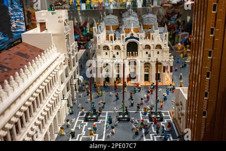 Venezia, Italia, 15th marzo 2023 svelata la più grande creazione LEGO da parte di un privato, composta da oltre 170.000 pezzi e oltre 200 figurine. La ricostruzione di Piazza San Marco di Maurizio Lampis per la creatura di gomma del Museo di Fabrizio Fontanella ha richiesto più di otto mesi e molto studio da completare. Marco secchi / Alamy Live News Foto Stock