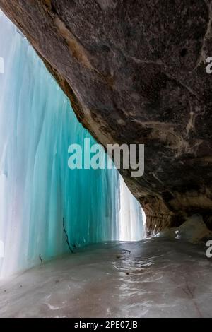 Dietro le tende formazione di ghiaccio, utilizzato da arrampicatori di ghiaccio in Pictured Rocks National Lakeshore vicino a Munising, Upper Peninsula, Michigan, USA Foto Stock