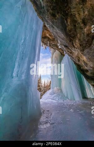 Dietro le tende formazione di ghiaccio, utilizzato da arrampicatori di ghiaccio in Pictured Rocks National Lakeshore vicino a Munising, Upper Peninsula, Michigan, USA Foto Stock