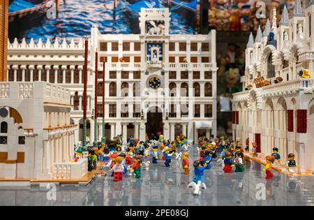 Venezia, Italia, 15th marzo 2023 svelata la più grande creazione LEGO da parte di un privato, composta da oltre 170.000 pezzi e oltre 200 figurine. La ricostruzione di Piazza San Marco di Maurizio Lampis per la creatura di gomma del Museo di Fabrizio Fontanella ha richiesto più di otto mesi e molto studio da completare. Marco secchi / Alamy Live News Foto Stock